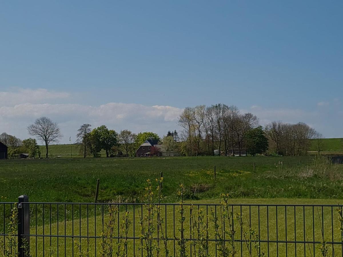 Watt'N Blick - Hundefreundliches Ferienhaus Mit Ausblick Ueber Die Wiesen Bis Zum Deich Schweiburg Exterior photo