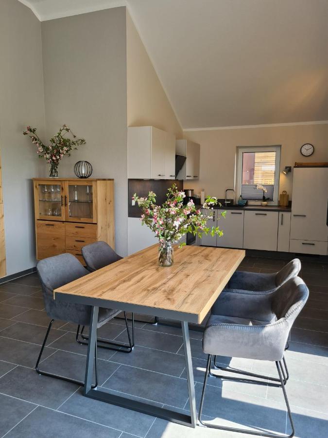 Watt'N Blick - Hundefreundliches Ferienhaus Mit Ausblick Ueber Die Wiesen Bis Zum Deich Schweiburg Exterior photo